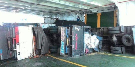 Kapal kena ombak besar di Selat Bali, truk di parkiran sampai guling