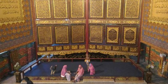 Ngabuburit unik wisata religi Alquran raksasa di Palembang