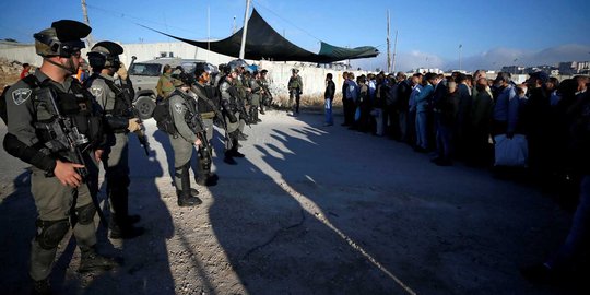 Susah payah warga Palestina beribadah ke Masjid Al-Aqsa