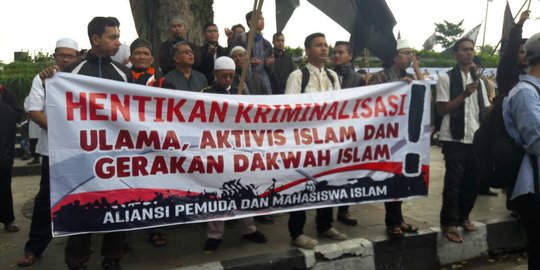 Aksi bela ulama di Bandung tuntut pencabutan status tersangka Rizieq
