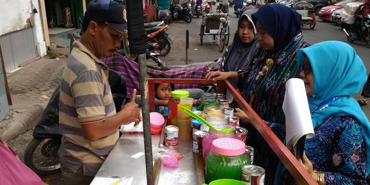 Banyak takjil campur pengawet beredar di kawasan Makam Sunan Ampel