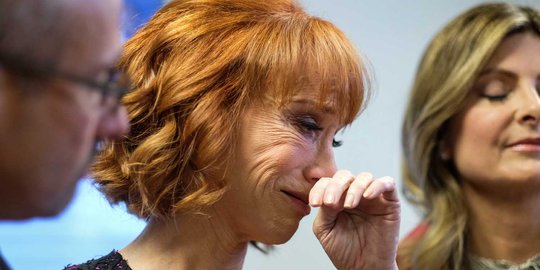 Isak tangis Kathy Griffin dipecat CNN akibat 'penggal' Trump