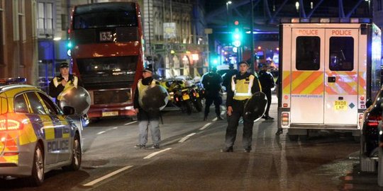 Sebuah mobil seruduk sejumlah pejalan kaki di Jembatan London