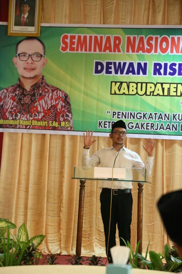 menaker hanif dhakiri saat memberikan arahan pada acara seminar nasional ketenagakerjaan di bondowoso