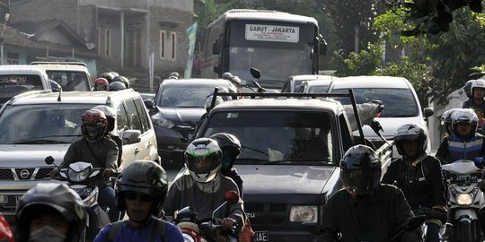 Pasar tumpah masih jadi penghambat arus mudik di Jawa Barat