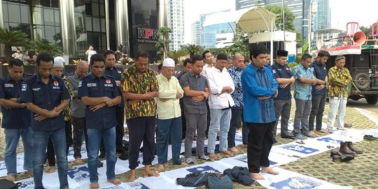 Massa pendukung Amien Rais salat Zuhur berjemaah di depan gedung KPK