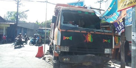 Rem blong, truk di Solo seruduk 4 pemotor dan lampu jalan 