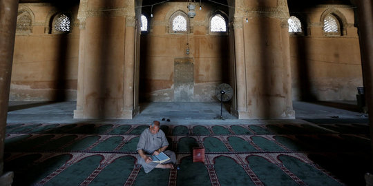 Nikmatnya beriktikaf di tengah ketenangan masjid tertua Mesir