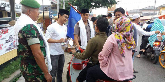 Pemotor kaget ditilang polisi bersorban di depan Mapolsek Teluk Naga