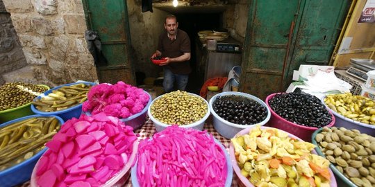 Warna-warni jajanan di pasar Ramadan Tepi Barat