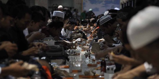 Kebersamaan ratusan muslim buka puasa di Masjid Istiqlal