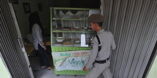 Nekat buka warung di siang Ramadan, pedagang nasi bungkus ditangkap