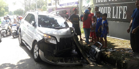 Diduga pecah ban, mobil tabrak trotoar dan pohon di Bogor