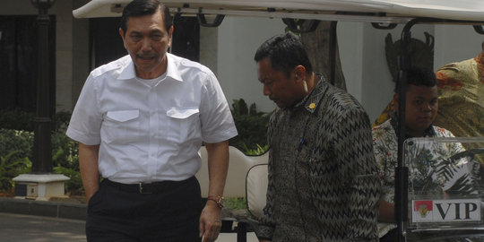 Luhut bicara sampah plastik berujung radikalisme hingga buat jalan