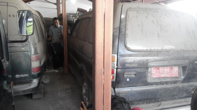 mobil dinas di garasi kantor dprd kota mojokerto