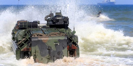 Aksi tank amfibi AS membelah lautan dalam Operasi Baltik 2017