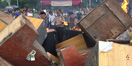 670 Mesin judi dibakar dalam operasi pekat di Medan