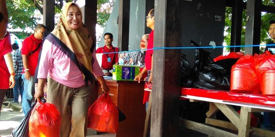 Warga serbu pasar murah di Pelabuhan Makassar dan Parepare