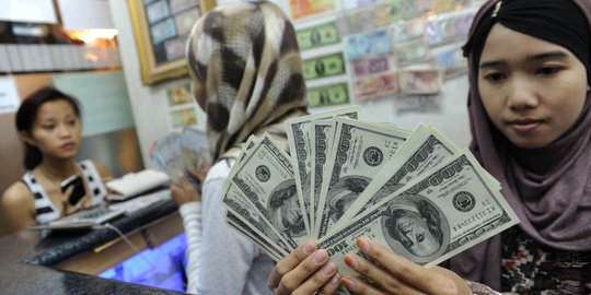 Siang ini, Rupiah bergerak stabil di level Rp 13.300-an per USD