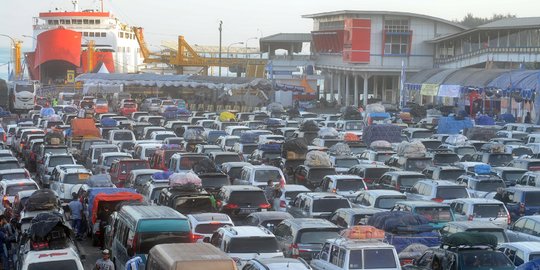 Jelang lebaran, pelabuhan Padang Bai masih rusak dan antrean 1 km