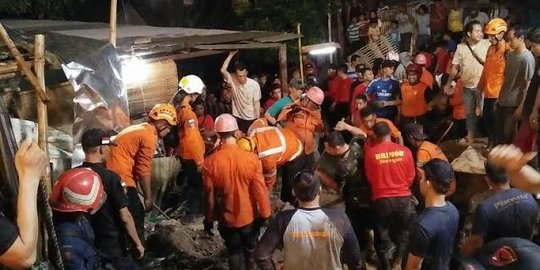 Tembok penahan sungai longsor di Semarang, 1 orang tewas & 1 hilang