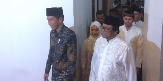 Jokowi kenakan sepatu kets saat kunjungan kerja ke