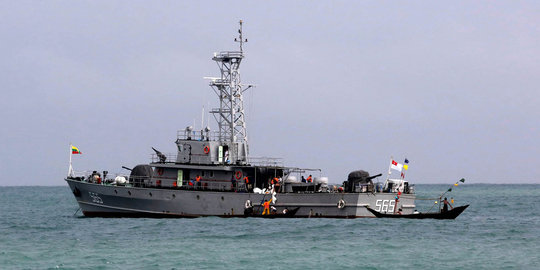 Evakuasi korban pesawat militer Myanmar yang jatuh di Laut Andaman