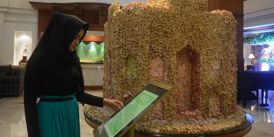 Miniatur masjid di Solo terbuat dari aneka jajanan tradisional