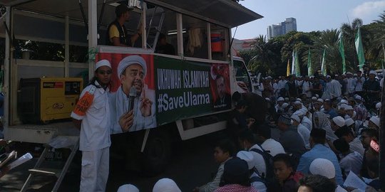 Massa aksi 96 dengarkan tausiah & bubuhkan tanda tangan bela ulama