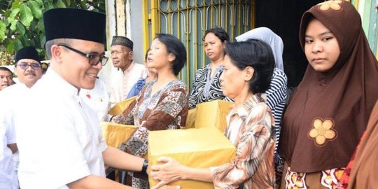 Kunjungi korban banjir, Bupati Anas berikan bantuan