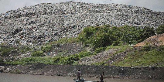 Potret pemandangan gunung sampah di Sri Lanka