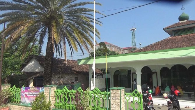 buah kurma di masjid al mubarok