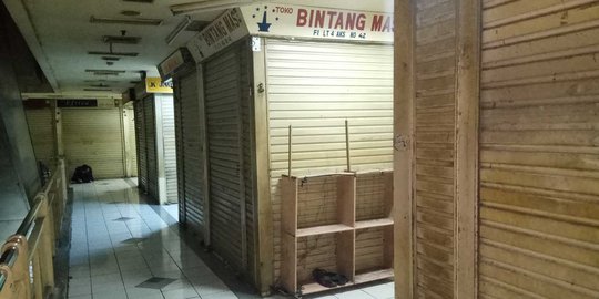 Ruko di gedung Pasar Tanah Abang tutup, warga belanja di bahu jalan