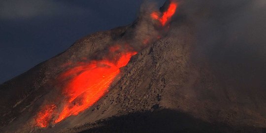 Tiap hari terjadi letusan, status Gunung Sinabung Awas