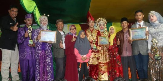Serunya festival unik pria jadi pengantin wanita di Riau
