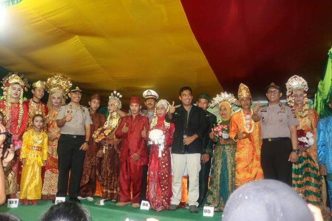 festival pria jadi pengantin wanita