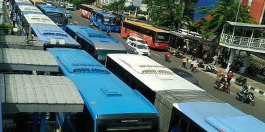 Sopir mogok kerja, bus TransJakarta parkir di Halte Harmoni