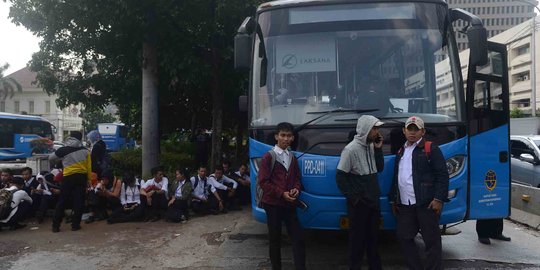 Karut marut pengelolaan karyawan PT Transjakarta