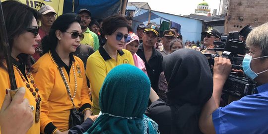 Para istri politisi Golkar santuni korban kebakaran di Koja