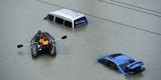 Banjir hebat rendam mobil warga di China