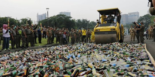 Pemprov DKI musnahkan 12.433 botol miras di Monas