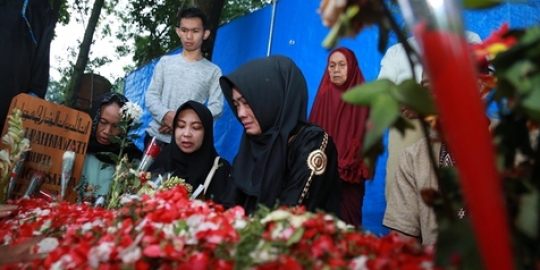 Pagi-pagi, keluarga Julia Perez nyekar bawa bunga bekas 