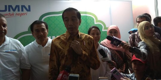 Jokowi ikut bagi sembako bareng BUMN di Rawa Bebek