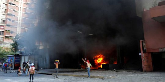 Makin beringas, demonstran anti Maduro bakar bank di Venezuela