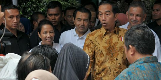 Jokowi pantau pembagian 200 ribu paket sembako di Penjaringan