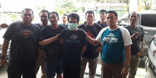 Di Mobil, Asworo tonjok & pukul Wiwit pakai kunci setir berkali-kali