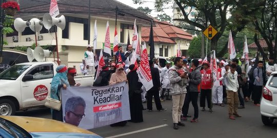 Massa API Jabar geruduk PN Bandung minta Buni Yani dibebaskan