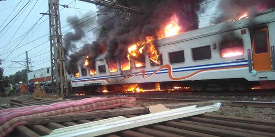 Kereta api terbakar usai tabrak mobil di Senen