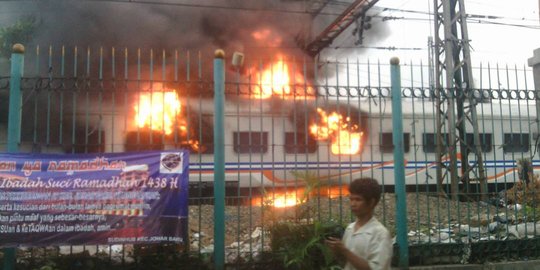 Kereta Api yang terbakar di Senen Walahar Ekspress Relasi