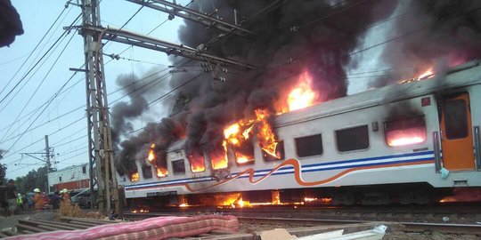 Kereta api terbakar, perjalanan KRL Jatinegara-Kemayoran terganggu